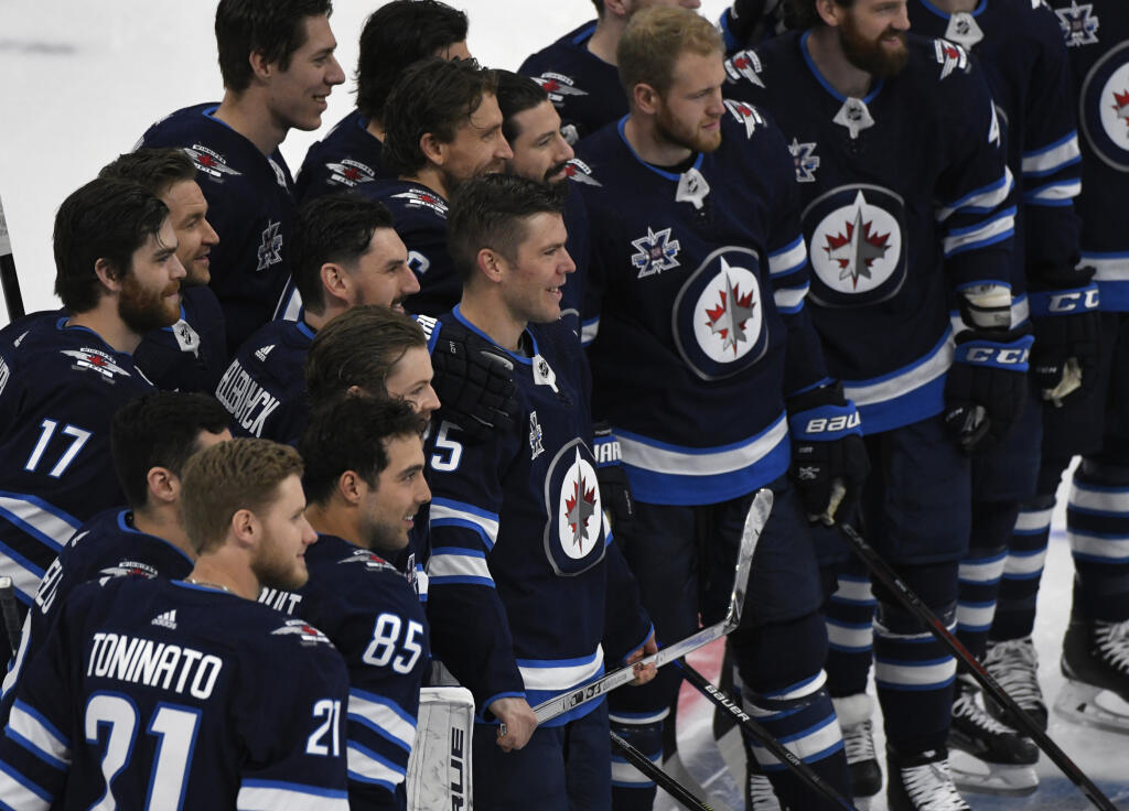 WA 34 Winnipeg - Útočník Winnipegu Jets Paul Šťastný (25) pózuje so striebornou hokejkou obklopený spoluhráčmi pred odohratím jubilejného 1000. duelu v základnej časti NHL proti Vancouveru Canucks vo Winnipegu v utorok 11. mája 2021. FOTO TASR/AP
Winnipeg Jets' Paul Stastny (25) poses with his teammates after being presented with a silver stick prior to his 1,000th NHL hockey game, against the Vancouver Canucks on Tuesday, May 11, 2021, in Winnipeg, Manitoba. (Fred Greenslade/The Canadian Pres