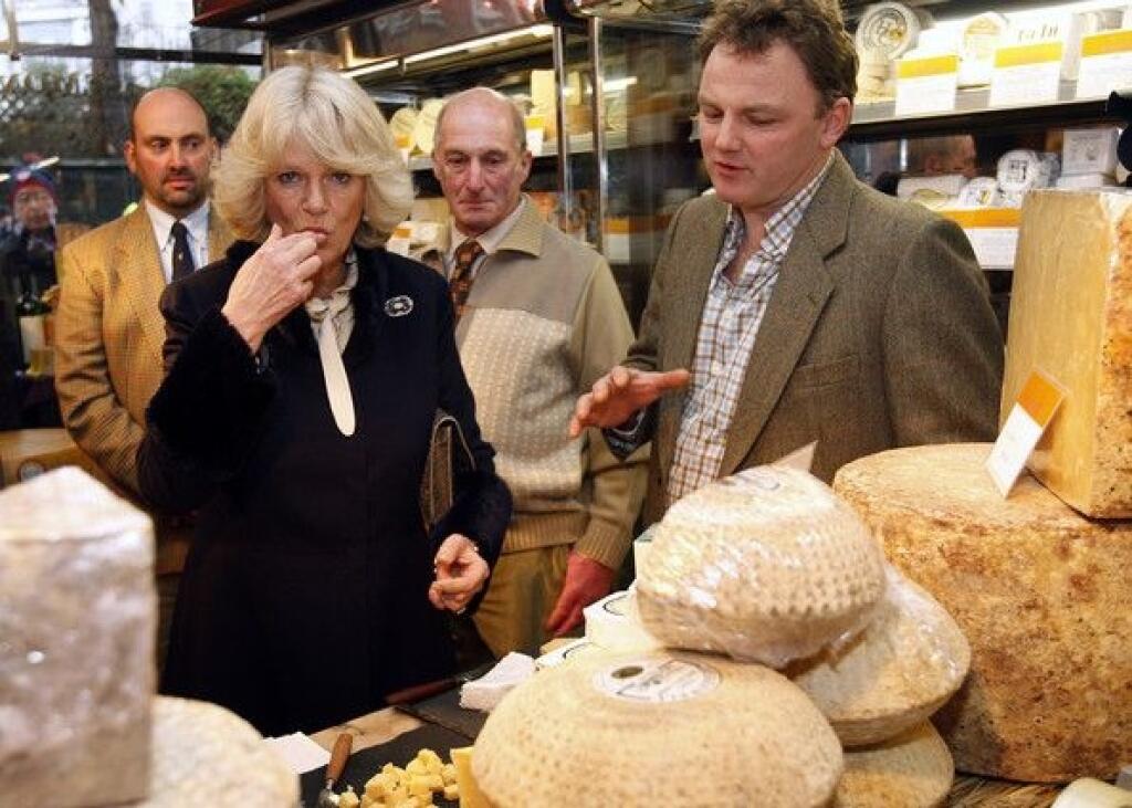 Camilla Parker ochutnáva syry na tržnici v Londýne.