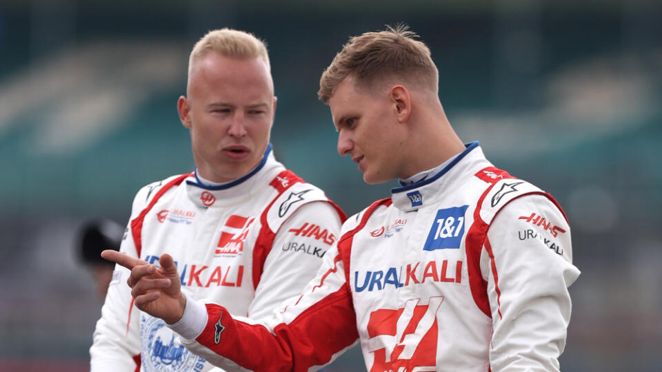 Nikita Mazepin a Mick Schumacher boli tímoví kolegovia v minulej sezóne.