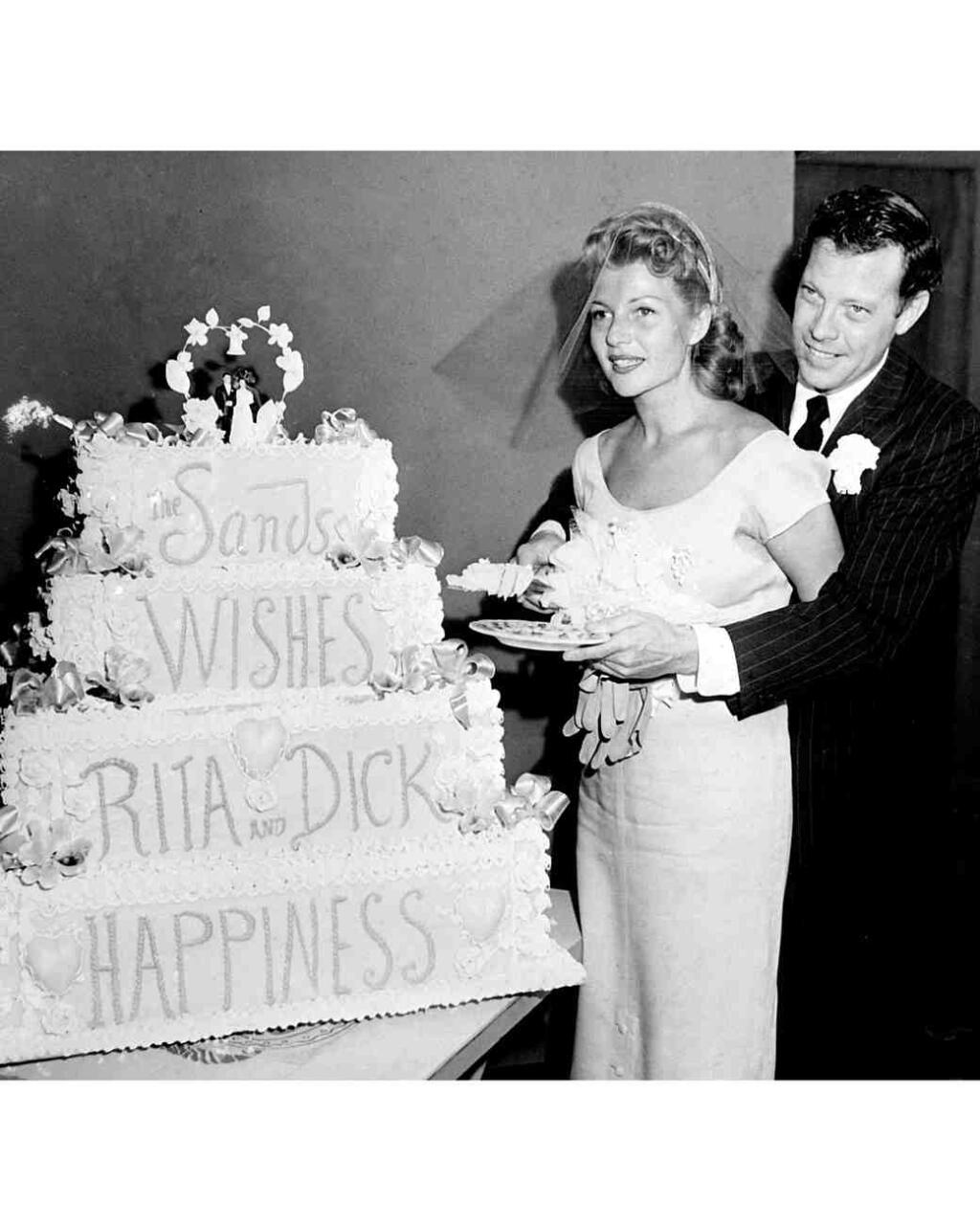 Nádherná Rita Hayworth sa vydávala niekoľkokrát. V spoločnosti tejto torty za Dicka Haymesa.