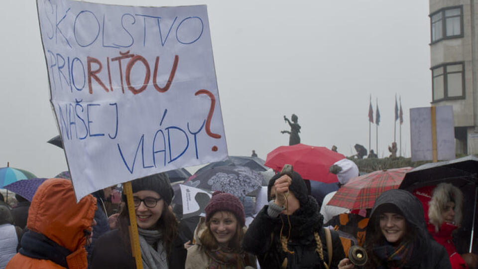 Pred parlamentom sa v pondelok stretlo asi 1500 demonštrantov.