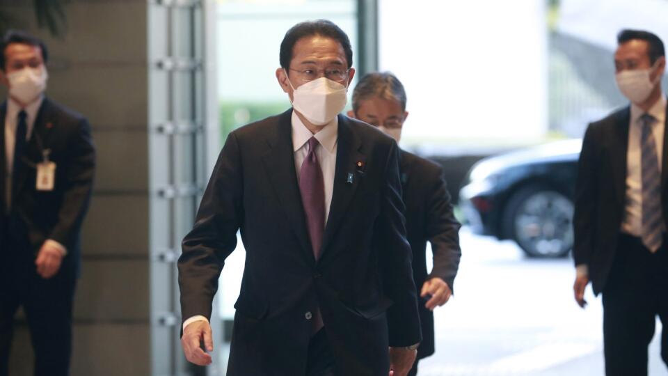 EBE 10 Tokio - Na snímke japonský premiér Fumio Kišida prichádza do úradu po znovuzvolení v Tokiu v stredu 10. novembra 2021. FOTO TASR/AP
Japan's Prime Minister Fumio Kishida, center, arrives at his official residence in Tokyo, Wednesday, Nov. 10, 2021. Kishida was reelected as Japan’s prime minister on Wednesday after his governing party scored a major victory in key parliamentary elections. (AP Photo/Koji Sasahara)