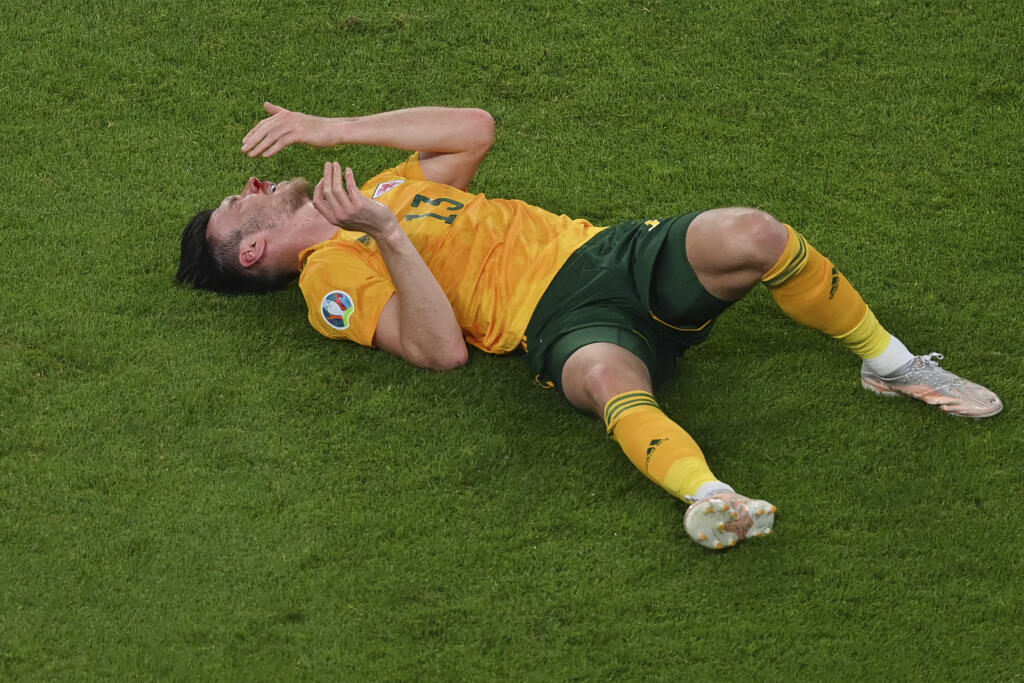 EBE 28 Baku - Na snímke zranený waleský útočník Kieffer Moore leží na ihrisku v zápase A-skupiny na majstrovstvách Európy vo futbale Turecko – Wales v stredu 16. júna 2021 v azerbajdžanskom Baku. FOTO TASR/AP
Wales' Kieffer Moore is injured during the Euro 2020 soccer championship group A match between Turkey and Wales at the Olympic stadium in Baku, Azerbaijan, Wednesday, June 16, 2021. (Dan Mullan/Pool via AP)