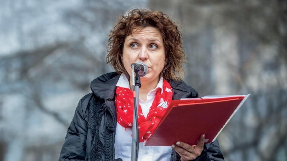 Katarína Hatráková, ktorá sa špecializuje na rodičovské dohody, často verejne kritizuje zle nastavený právny a sociálny systém ochrany detí.