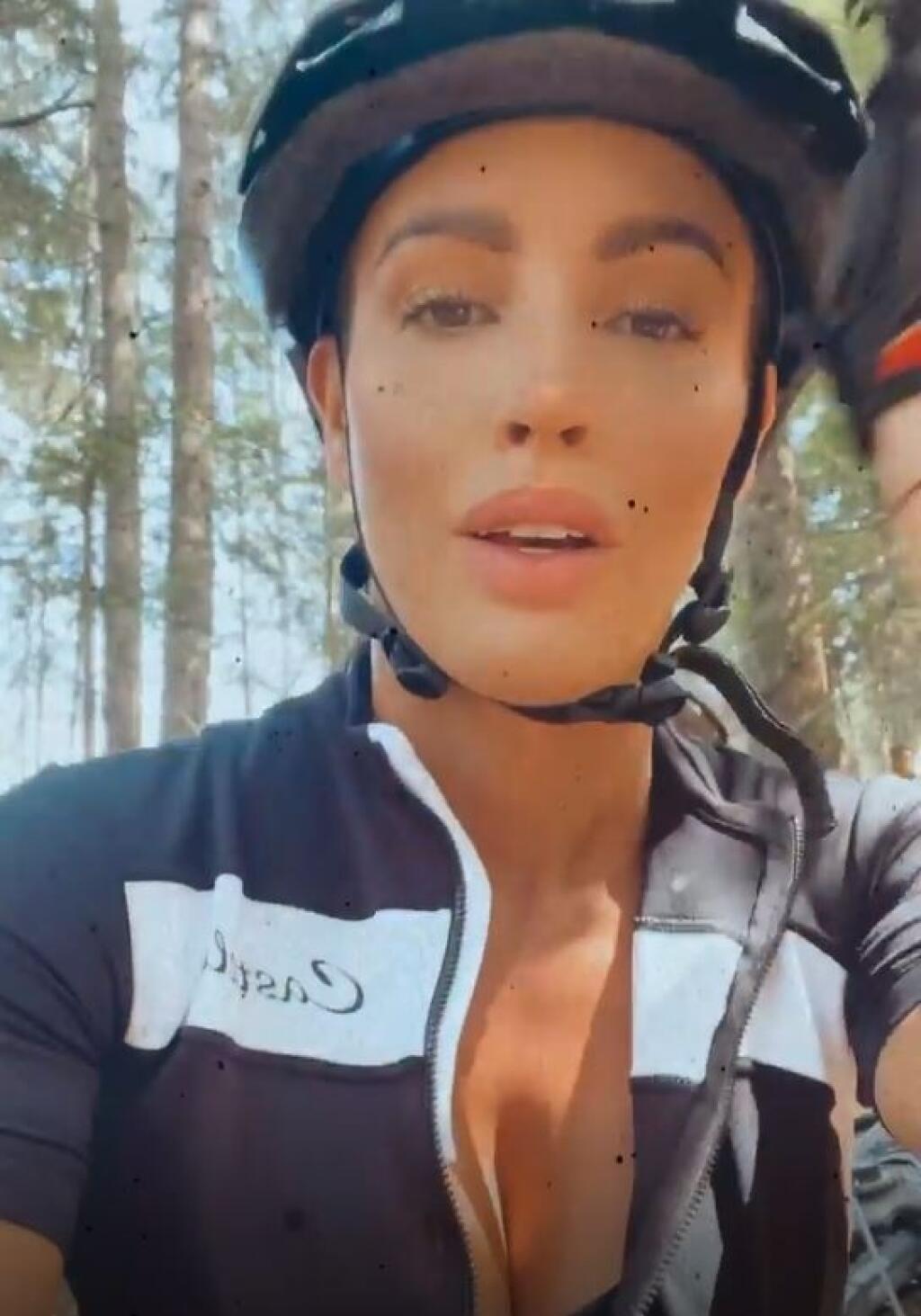 Lucia Javorčeková opäť nahodila cyklistickú prilbu, rozopla dres a dráždi fanúšikov pri bicyklovaní.