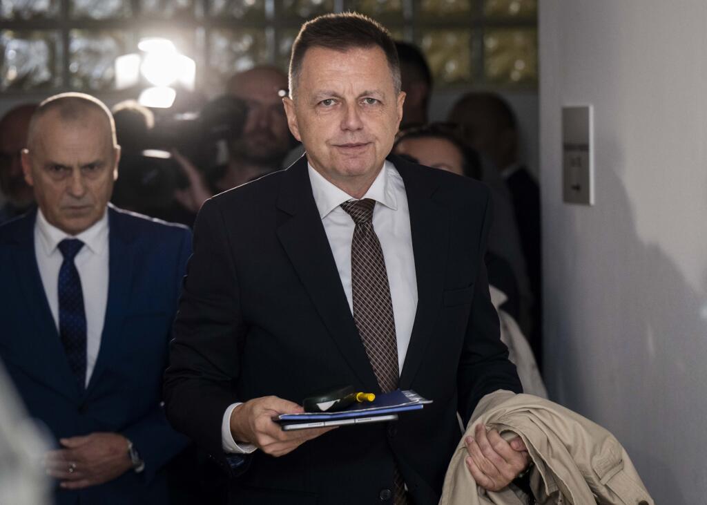 Na snímke sprava obžalovaný guvernér Národnej banky Slovenska (NBS) a exminister financií Peter K. (vľavo) a advokát Ondrej Mularčík prichádzajú na hlavné pojednávanie na Špecializovaný trestný súd (ŠTS) v Pezinku v piatok 11. októbra 2024. Expolitika Smeru Petra K. obžaloval prokurátor za to, že v roku 2017 podplatil riaditeľa finančnej správy Františka Imreczeho, aby zariadil urýchlenie niektorých konaní vo firmách Kažimírovho známeho. Kým bývalý prezident daniarov Imrecze tvrdí, že za to dost