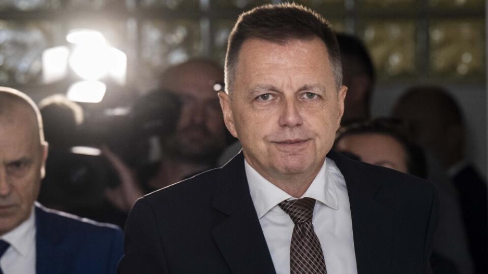 Na snímke sprava obžalovaný guvernér Národnej banky Slovenska (NBS) a exminister financií Peter K. (vľavo) a advokát Ondrej Mularčík prichádzajú na hlavné pojednávanie na Špecializovaný trestný súd (ŠTS) v Pezinku v piatok 11. októbra 2024. Expolitika Smeru Petra K. obžaloval prokurátor za to, že v roku 2017 podplatil riaditeľa finančnej správy Františka Imreczeho, aby zariadil urýchlenie niektorých konaní vo firmách Kažimírovho známeho. Kým bývalý prezident daniarov Imrecze tvrdí, že za to dost