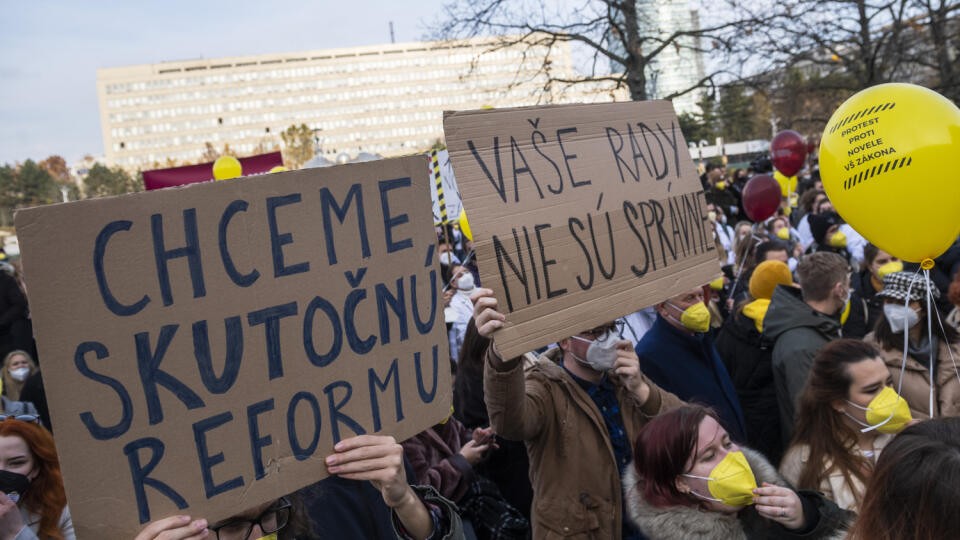 Na snímke študenti počas protestu Univerzity Komenského na Námestí slobody proti novele vysokoškolského zákona v Bratislave v utorok 16. novembra 2021. FOTO TASR - Jaroslav Novák
