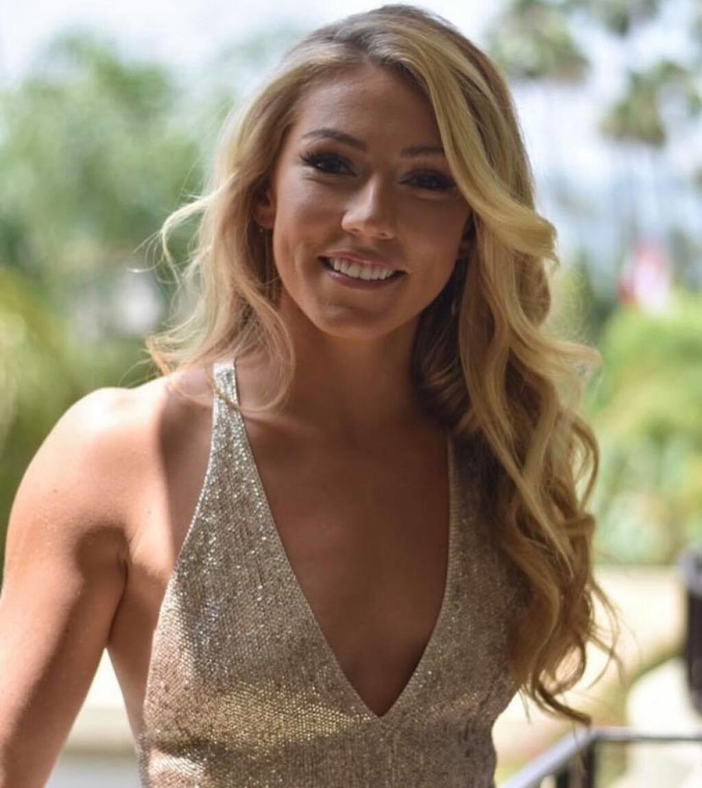Shiffrinová odhalila veľký výstrih. Žiadna podprsenka, pod šatami len nahé telo.