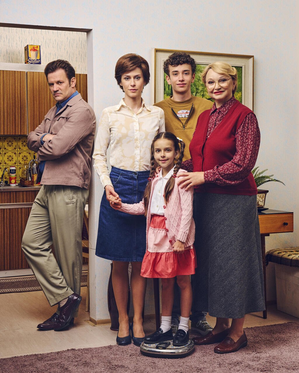 Anna Jakab Rakovská ako Hana Roháčová, jej exmanžel Milan Roháč (Peter Nádasdi), s deťmi Erikou (Nikolka Urbánková) a Andrejom (Ondrej Kandráč). Hanina mama Zita Pašková (Anna Šišková).