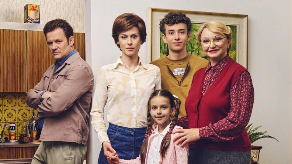 Anna Jakab Rakovská ako Hana Roháčová, jej exmanžel Milan Roháč (Peter Nádasdi), s deťmi Erikou (Nikolka Urbánková) a Andrejom (Ondrej Kandráč). Hanina mama Zita Pašková (Anna Šišková).