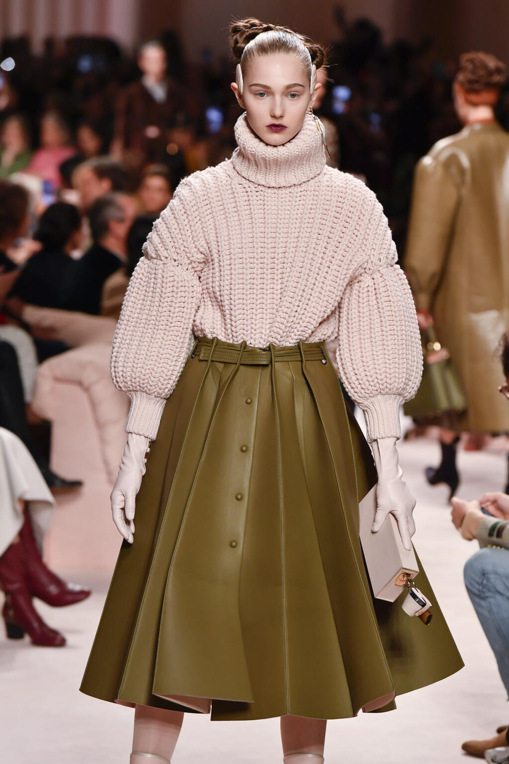 Fendi: Pulóver s výraznou štruktúrou pôsobí v outfite pohodlne a hrejivo.