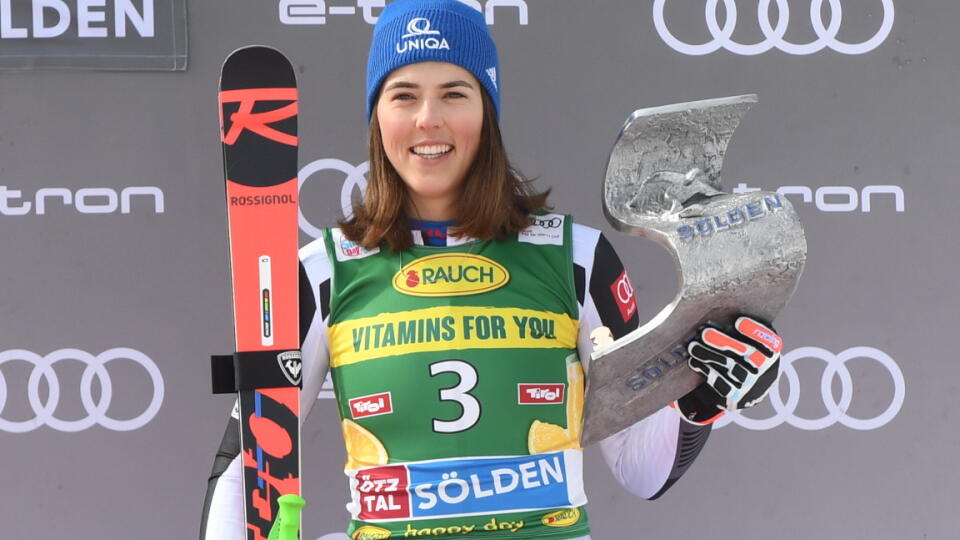 Víťazkou obrovského slalomu v Söldene sa stala Talianka Marta Bassinová. Petra Vlhová jej po pretekoch športovo zagratulovala. Napokon sa tešila z 3. miesta.
