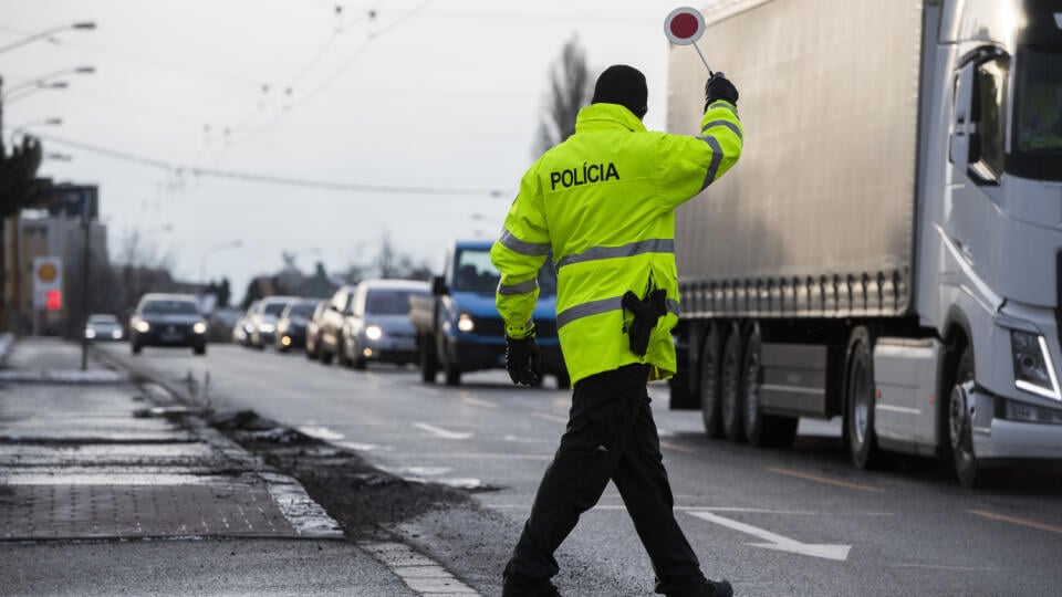 Na snímke policajt zastavuje vodiča auta počas kontroly dodržiavania protipandemických opatrení na Gagarinovej ulici v Bratislave v stredu 27. januára 2021. Na Slovensku platia od stredy nové pravidlá zákazu vychádzania. Doklad o negatívnom PCR alebo antigénovom teste na ochorenie COVID-19 je potrebný aj pri ceste do práce či do banky, ako aj na pobyt v prírode. Výnimky majú deti do 15 rokov a seniori nad 65 rokov i zdravotne ťažko postihnuté osoby. Negatívny test nie je potrebný na nákup a zaob