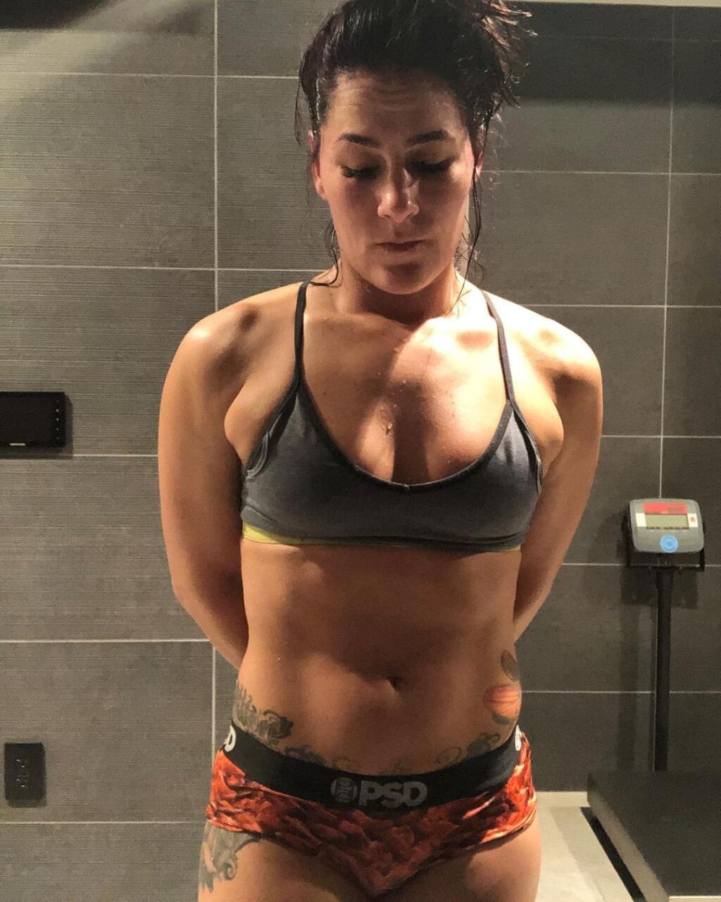 Americká bojovníčka Jessica Eye rada vydráždi fantáziu svojich fanúšikov aj takýmito odvážnymi zábermi.