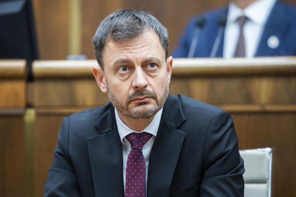 Na snímke premiér Eduard Heger (OĽANO) sedí v pléne Národnej rady (NR) SR počas 78. zasadnutia parlamentu, na ktorom sa malo hlasovať o návrhu na vyslovenie nedôvery vláde v Bratislave v utorok 13. decembra 2022. Hlasovanie o návrhu na vyslovenie nedôvery vláde sa posúva na štvrtok 15. decembra na 17.00 h. Poslanci parlamentu o tom rozhodli v utorok napoludnie, keď odsúhlasili procedurálny návrh predsedu poslaneckého klubu OĽANO Michala Šipoša. Odôvodnil to potrebou vytvoriť priestor na rokovani