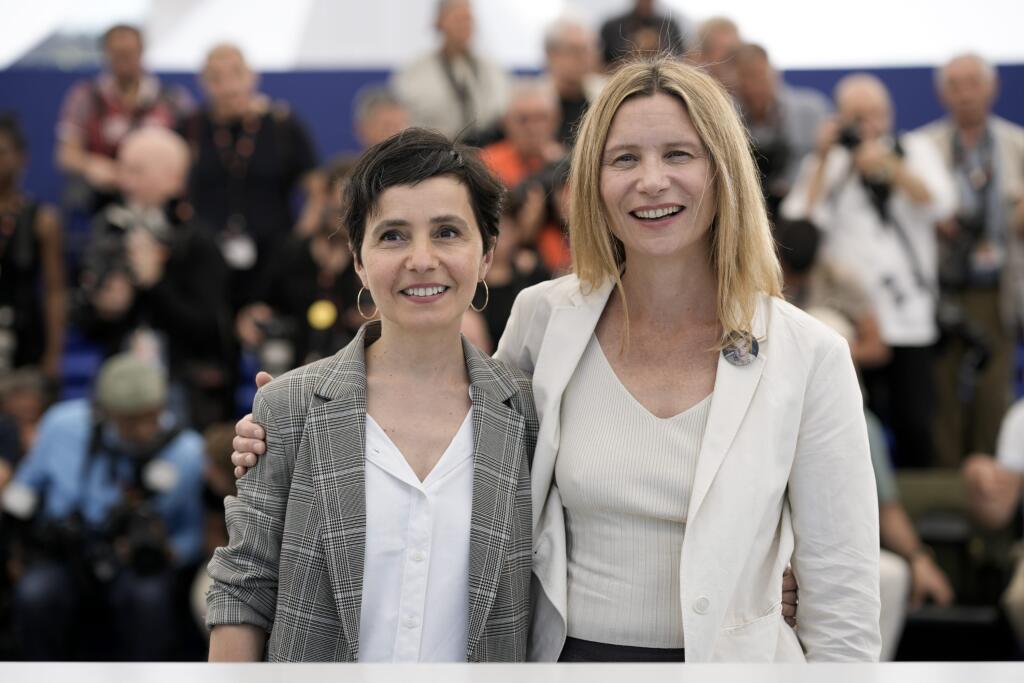 JB 27 Cannes - Režisérka Lucie Cariesová (vpravo) a herečka Clementine Deroudilleová pózujú fotografom počas fototermínu k filmu 'Romy, A Free Woman' na 75. ročníku Medzinárodného filmového festivalu v Cannes 19. mája 2022. FOTO TASR/AP