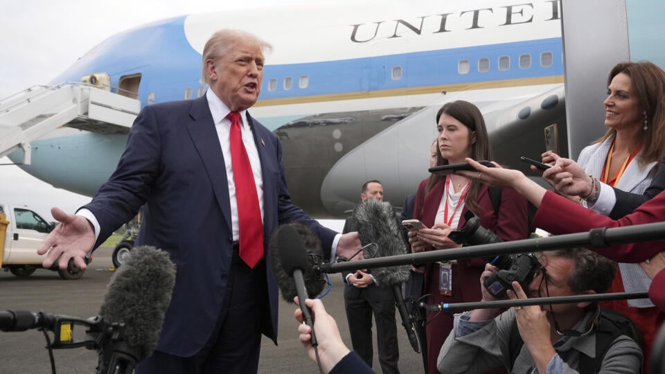 KK63 Prestwick - Na snímke americký prezident Donald Trump hovorí s novinármi na letisku Prestwick v škótskom Ayrshire v piatok 25. júla 2025. Americký prezident Donald Trump pricestoval na súkromnú návštevu Škótska, počas ktorej bude s britským premiérom Keirom Starmerom rokovať o obchodnej dohode medzi Britániou a USA. Navštívi aj golfové ihriská v Turnberry a Aberdeenshire, ktoré vlastní. FOTO TASR/AP
President Donald Trump speaks to members of the media after he arrived at Prestwick Airport