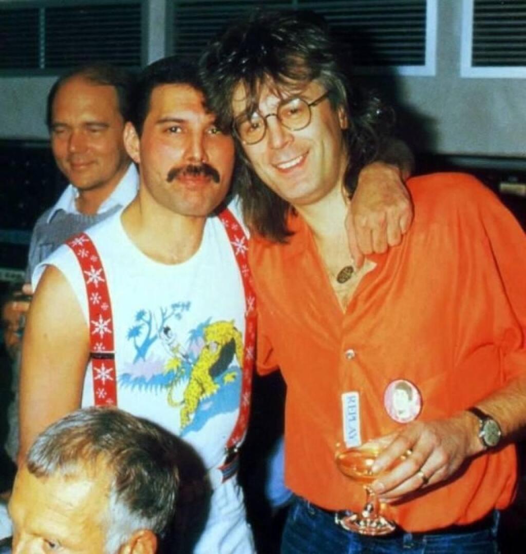 Spevák Queen Freddie Mercury a hudobný producent Reinhold Mack.