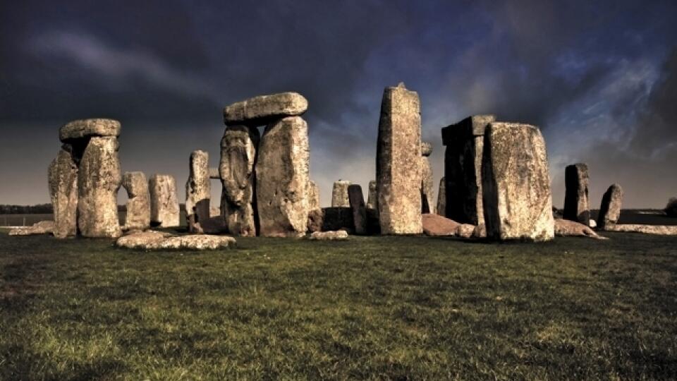 Stonehenge je praveký kamenný
monument, ktorého presná povaha a účel stále
nie sú vysvetlené,