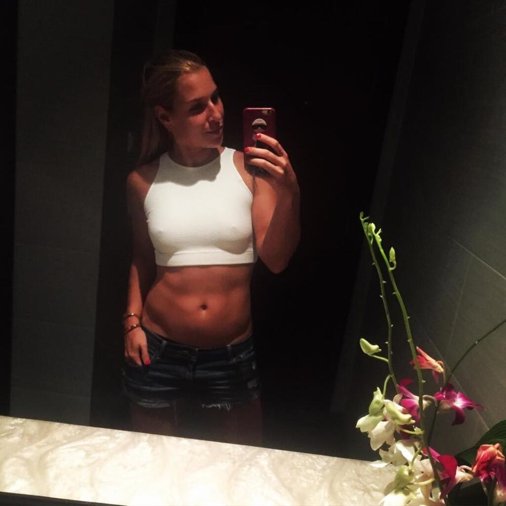 Dominika Cibulková rada chodí na verejnosť bez podprsenky.
