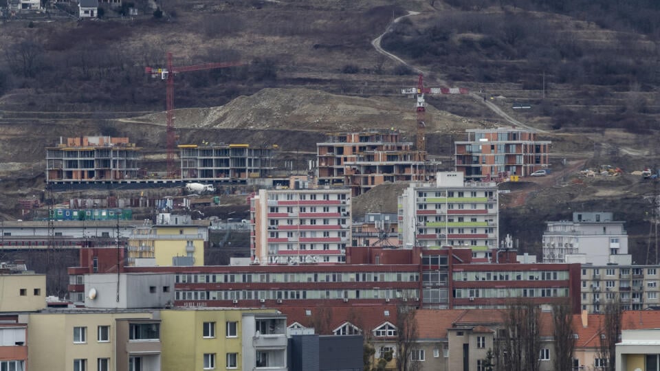 Na snimke je pohlad na vystavbu novych bytovych domov v byvalych bratislavskych viniciach.
