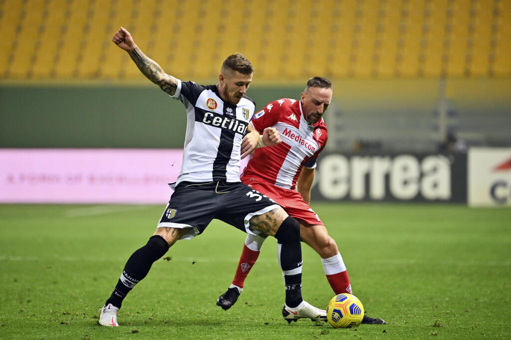 KK20 Parma - Futbalista Franck Ribéry (vpravo) z Fiorentiny a Juraj Kucka z Parmy v zápase 7. kola talianskej Serie A FC Parma - AC Fiorentina 7. novembra 2020 v Parme. FOTO TASR/AP
Fiorentina's Franck Ribery, right, competes for the ball with Parma's Juraj Kucka during the Serie A soccer match between Parma and Fiorentina, at the Ennio Tardini Stadium in Parma, Italy, Saturday, Nov. 7, 2020. (Massimo Paolone/LaPresse via AP)