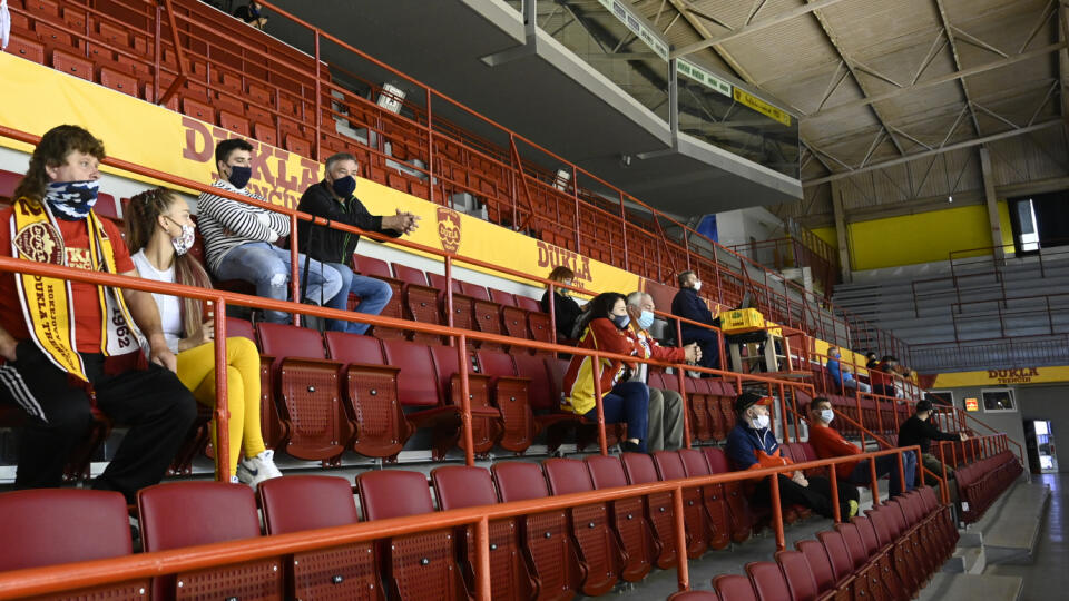 Na snímke diváci sledujú zápas 2. kola Tipsport Kaufland Cupu Dukla Trenčín - HKM Zvolen 10. septembra 2020 v Trenčíne. FOTO TASR - Radovan Stoklasa