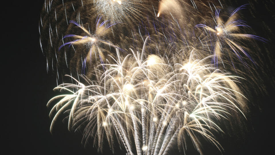 KK29 Kapolei - Ohňostroj exploduje nad Tichým oceánom počas novoročných osláv v Kapolei na Havaji 1. januára 2020. FOTO TASR/AP
Fireworks go off over the Pacific Ocean at a New Year's Eve celebration in Kapolei, Hawaii, Wednesday, Jan. 1, 2020. (AP Photo/Caleb Jones)