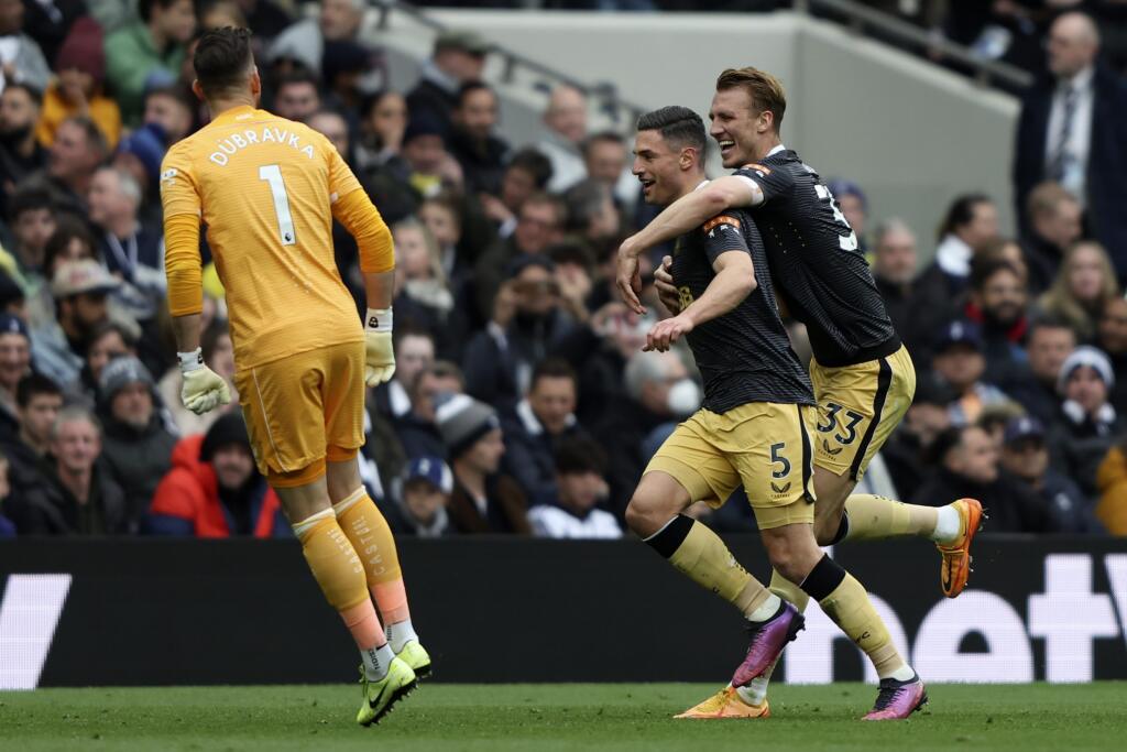 KK103 Londýn - Futbalista Fabian Schär (uprostred) z Newcastle United sa teší z gólu, vľavo slovenský brankár Martin Dúbravka v 31. kole anglickej Premier League Tottenham Hotspur – Newcastle United 3. apríla 2022 v Londýne. FOTO TASR/AP
Newcastle's Fabian Schaer, center, celebrates after scoring the opening goal of his team during the Premier League soccer match between Tottenham Hotspur and Newcastle at Tottenham Hotspur stadium, in London, England, Sunday, April 3, 2022. (AP Photo/Ian Walton
