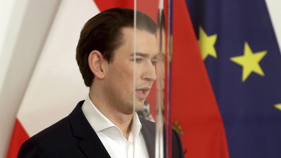 EBE 28 Viedeň - Na snímke rakúsky kancelár Sebastian Kurz počas tlačovej konferencie vo Viedni 5. marca 2021. Rakúske Národné grémium pre očkovanie (NIG) sa po piatkovom zasadnutí vyslovilo za používanie vakcíny od AstraZenecy bez vekového limitu, a to pre rizikové a vysoko rizikové skupiny obyvateľstva. FOTO TASR/AP
Austrian Chancellor Sebastian Kurz speaks behind plexiglass shields during a press conference at the federal chancellery in Vienna, Austria, Friday, March 5, 2021. Austrian Chancell