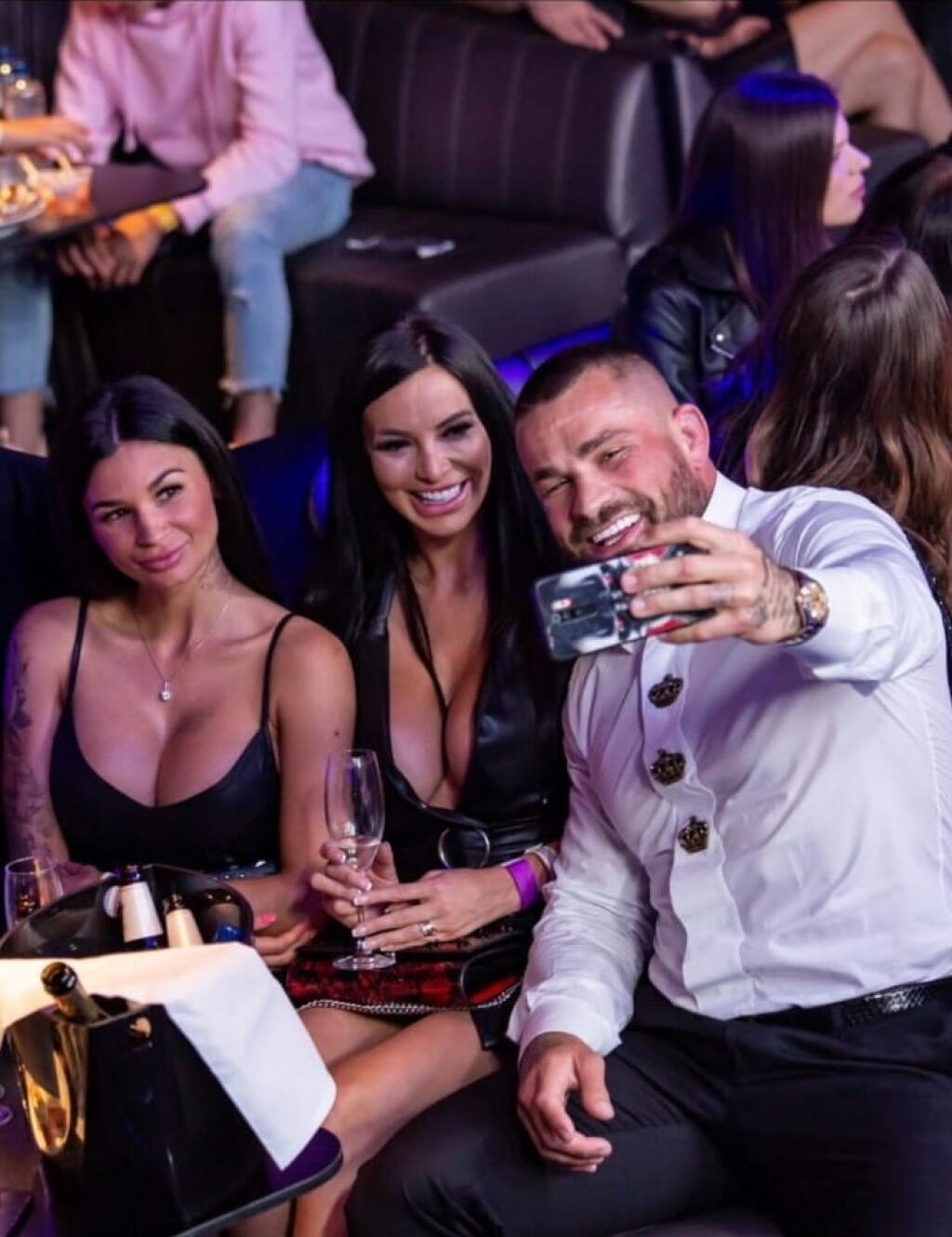 V roku 2020 mal podviesť on Lelu. Vémola odišiel do St. Tropez, odkiaľ uverejňoval na instagram fotky. Síce na svoj profil pridal len záber s kamarátmi po tréningu, Lela mu pánsku jazdu neverila. Na internete sa totiž objavili aj fotky, ako si Vémola užíval v nočnom klube s dvomi kamarátkami.