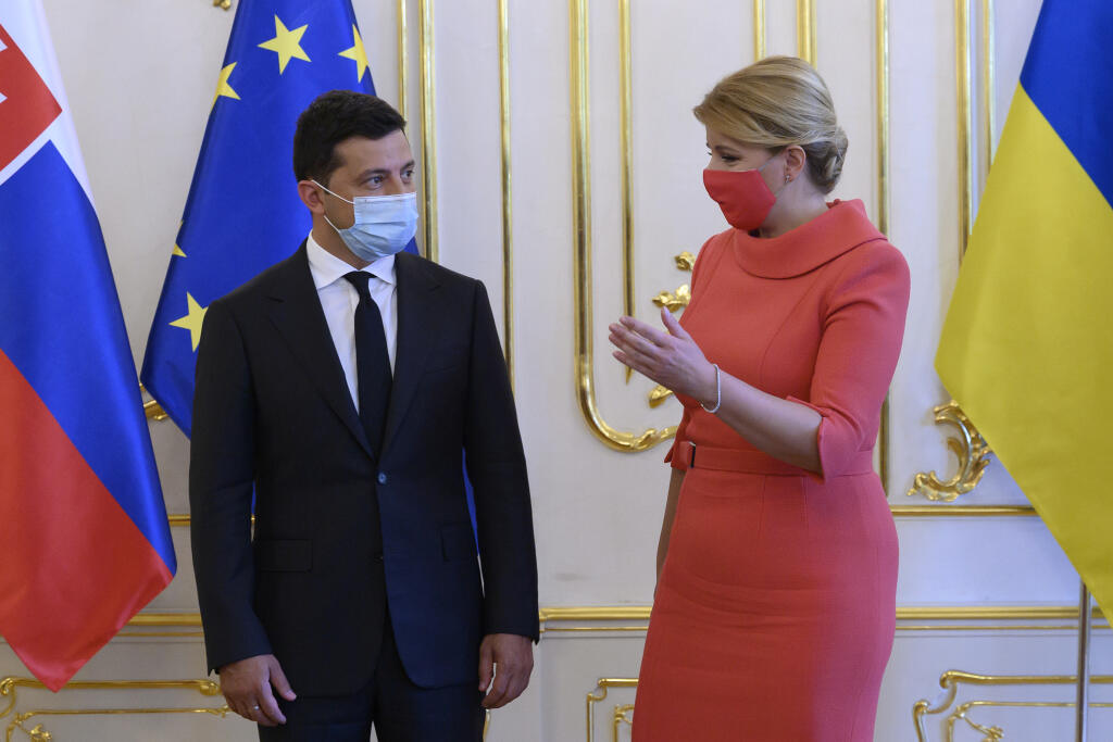 Na snímke vpravo prezidentka SR Zuzana Čaputová a vľavo prezident Ukrajiny Volodymyr Zelenskyj počas oficiálnej návštevy v Prezidentskom paláci 24. septembra 2020 v Bratislave. FOTO TASR - Pavel Neubauer