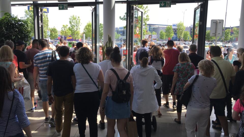 Nákupné centrum Avion evakuovali.