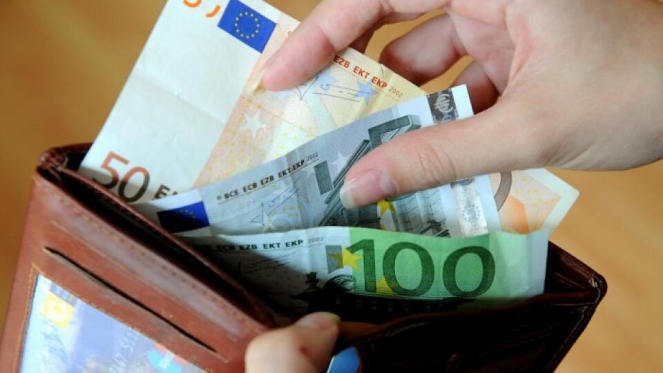 Platy v štátnej a verejnej službe sa zvýšia v roku 2019 o 10 %.