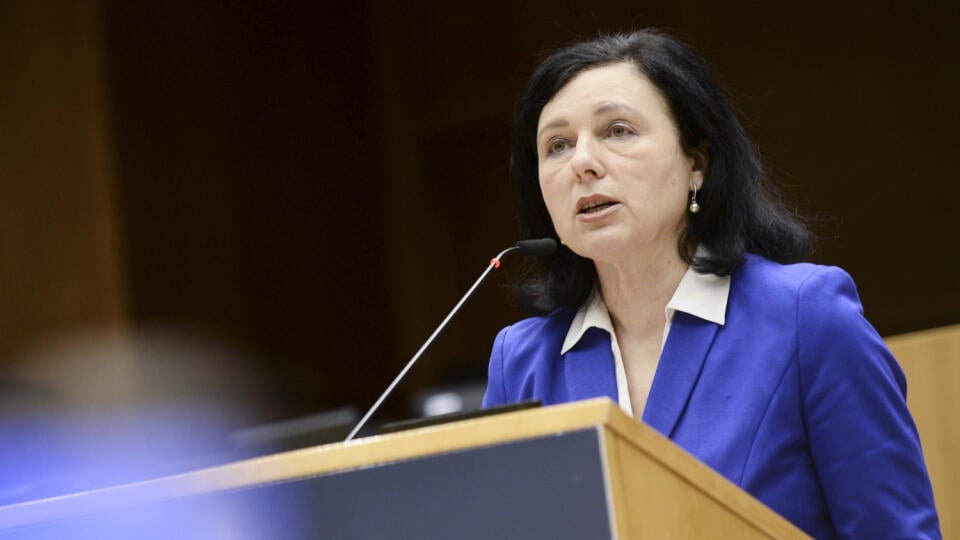 KK47 Brusel - Podpredsedníčka Európskej komisie pre hodnoty a transparentnosť Věra Jourová hovorí počas plenárnej rozpravy o pokusoch umlčať slobodné médiá v Poľsku, Maďarsku a Slovinsku v budove Európskeho parlamentu 10. marca 2021 v Bruseli. Snahy vnútroštátnych orgánov niektorých členských krajín EÚ o umlčanie nezávislých médií boli v stredu poobede predmetom rozpravy poslancov Európskeho parlamentu (EP) so zástupcami Rady EÚ a Európskej komisie (EK). Rozprava v bruselskom sídle EP sa zameral