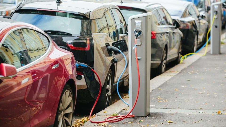 Rýchle nabíjanie môže trvať 30 až 45 minút, a to aj pri najrýchlejšom nabíjaní elektromobilu. Tento čas nechcete strácať čítaním novín na sedadle vodiča alebo prechádzkou v opustenej priemyselnej zóne. Preto je vhodné skontrolovať okolie nabíjacej stanice.
