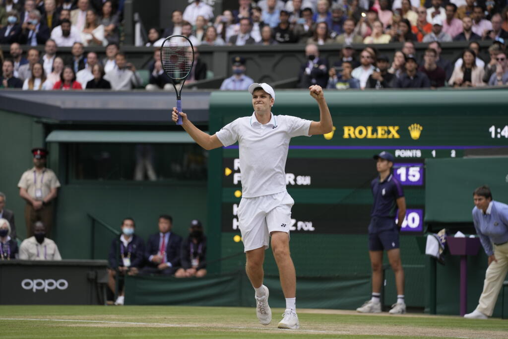 Poľský tenista Hubert Hurkacz oslavuje po jeho výhre nad Švajčiarom Rogerom Federerom v štvrťfinále dvojhry na grandslamovom tenisovom turnaji Wimbledon v Londýne 7. júla 2021.