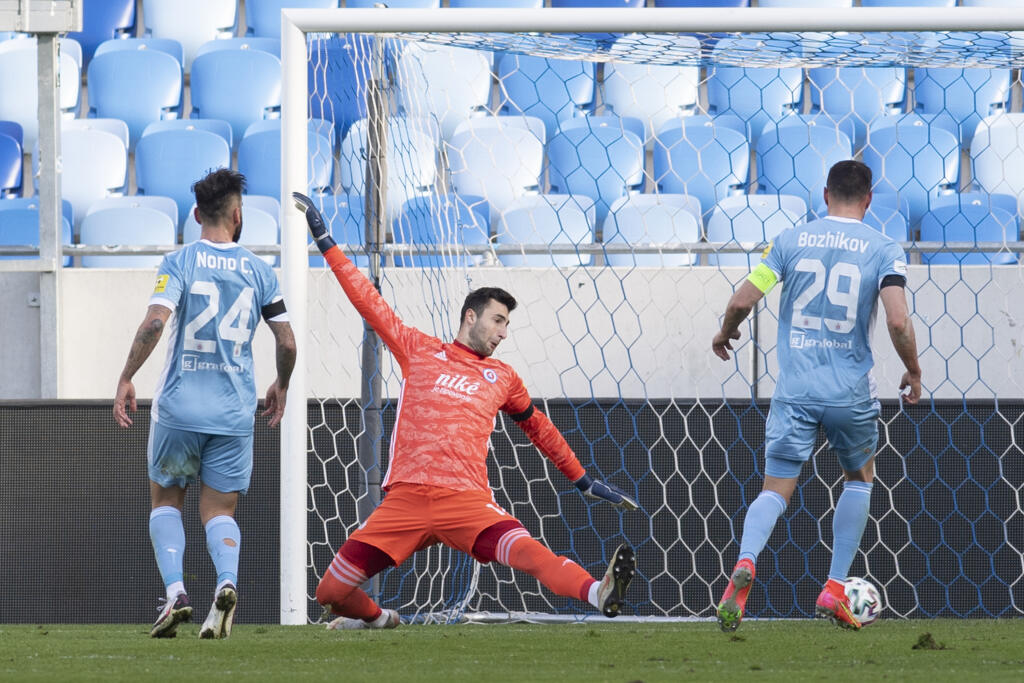 Na snímke uprostred brankár Dominik Greif inkasuje gól od DAC, vľavo Nono Villar a vpravo Vasil Božikov (všetci Slovan) počas 22. kola Fortuna ligy ŠK Slovan Bratislava – FC DAC 1904 Dunajská Streda 6. marca 2021 v Bratislave. FOTO TASR - Pavel Neubauer