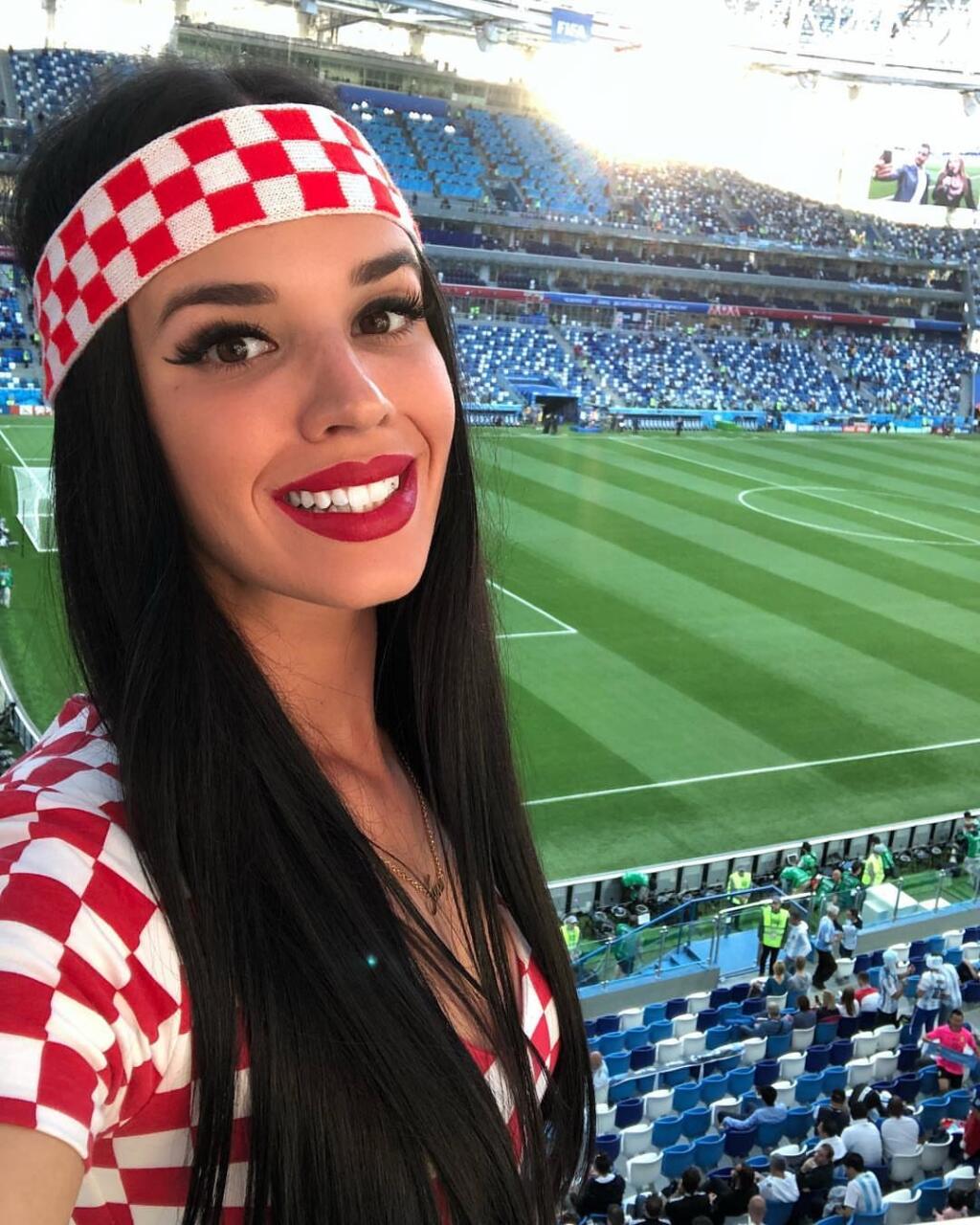Ivana Knoll patrí medzi najsexi fanúšičky na svete. Fandí Chorvátsku.
