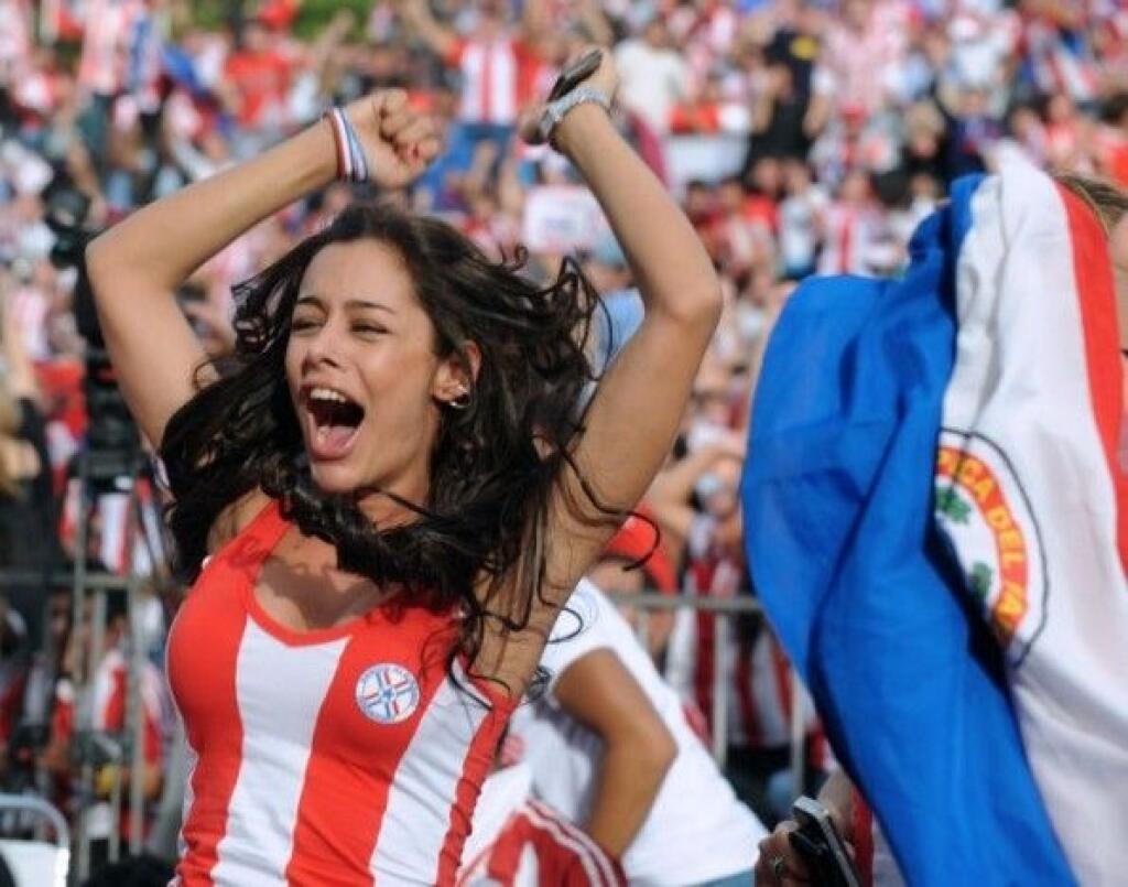 Larissu Riquelme označujú svetové médiá za najsexi paraguajskú fanúšičku.