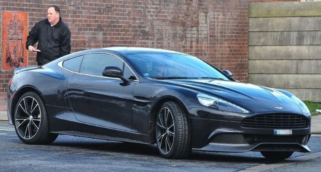 Neskôr si v Liverpoole zaobstaral Škrtel ďalšie britské auto. Tentokrát bondovský Aston Martin DB9 za 150-tisíc eur. V čiernej farbe.