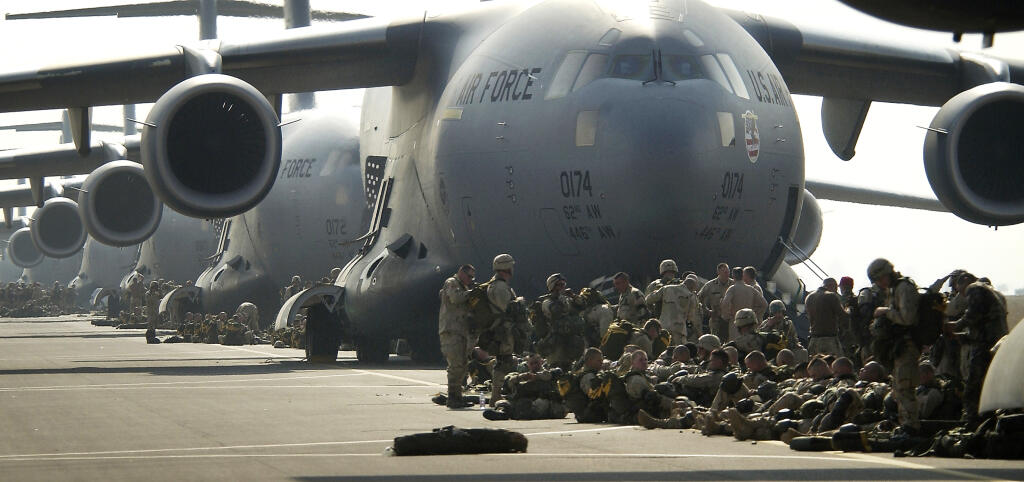 Americkí výsadkári pri lietadlách C-17 Globemaster III. v Iraku v roku 2003