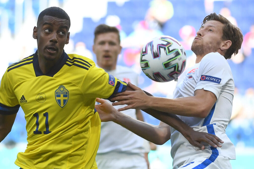 Na snímke zľava švédsky futbalista Alexander Isak a slovenský futbalista Patrik Hrošovský počas zápasu E-skupiny na majstrovstvách Európy vo futbale Švédsko - Slovensko 18. júna 2021 v Petrohrade. FOTO TASR - Martin Baumann
