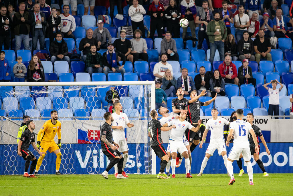 Slovenskí reprezentanti prehrali v dôležitom kvalifikačnom zápase v boji o postup na MS 2022 v Katare s favorizovaným Chorvátskom 0:1.