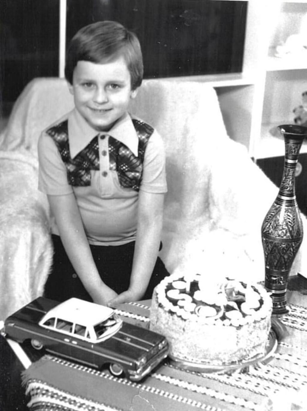 Andrej Danko dnes oslavuje narodeniny! Narodil sa v roku 1974 do rodiny účtovníka a kvetinárky. Najskôr bývali v 3-izbovom byte v Revúcej. Neskôr sa presťahovali do rodinného domu.