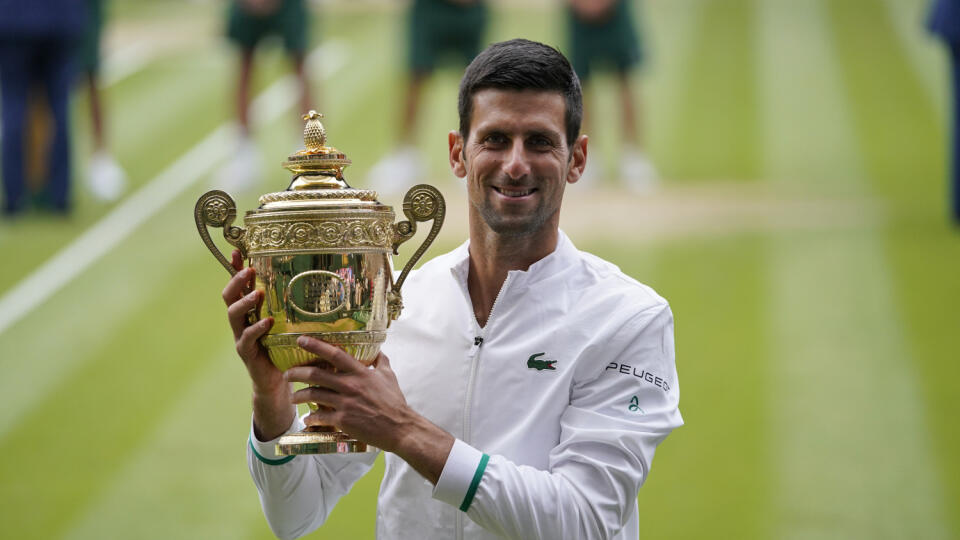 Novak Djokovič s trofejou pre šampióna Wimbledonu.