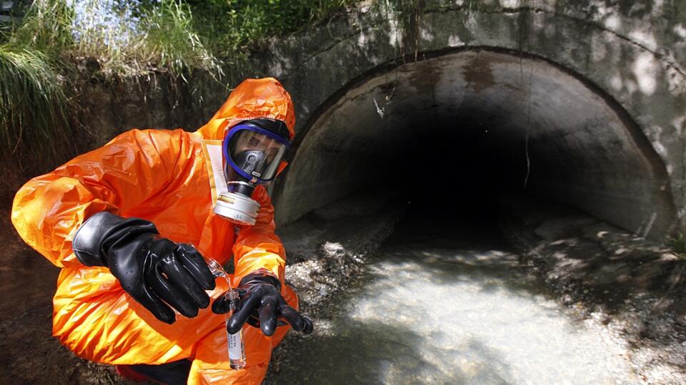 Aktivista Greenpeace Slovakia berie vzotky z odpadovej vody z chemičky v Novákoch.