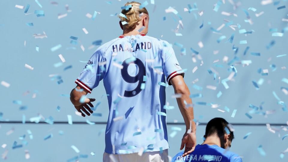 PK 10 Manchester - Na snímke nórsky útočník Erling Haaland odchádza z pódia počas predstavenia pred fanúšikmi Manchestru City v Manchestri 10. júla 2022. FOTO TASR/AP
New Manchester City signing, Erling Haaland leaves the stage after a presentation of new signings at Etihad Stadium, Manchester, England, Sunday July 10, 2022. (Martin Rickett/PA via AP)