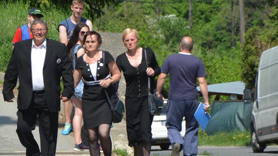 Rodičia Jána Kuciaka a matka Martiny Kušnírovej cestou do kostola na smutný sobáš ich zavraždených detí, ktorí plánovali v máji uzavrieť manželstvo, no dva mesiace predtým ich vrahovia zniesli zo sveta.